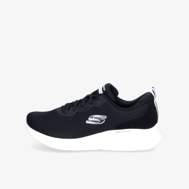 Eleganter schwarzer Sneaker mit flexibler, leichter Sohle und atmungsaktivem Material für optimalen Komfort.