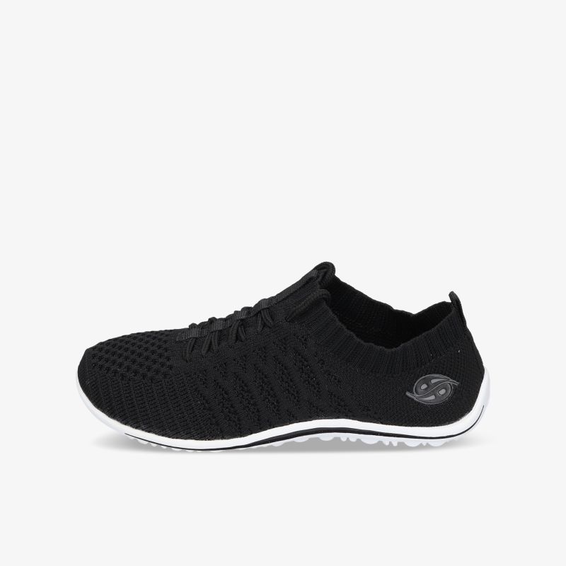 Sportlicher schwarzer Schuh mit atmungsaktivem Material und rutschfester, flexibler Sohle, seitliche Ansicht