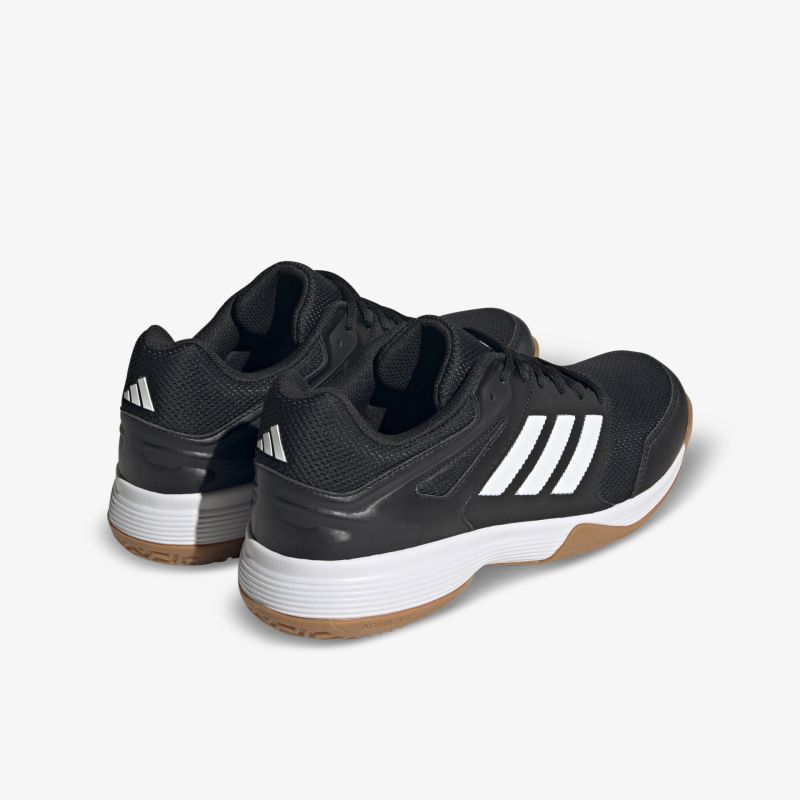 Stylische Sportschuhe mit rutschfester Sohle und klassischem Streifendesign in Schwarz und Weiß.