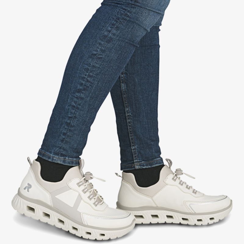 Leichter Sportschuh mit bequemer Passform und rutschfester Sohle, ideal für aktiven Alltag