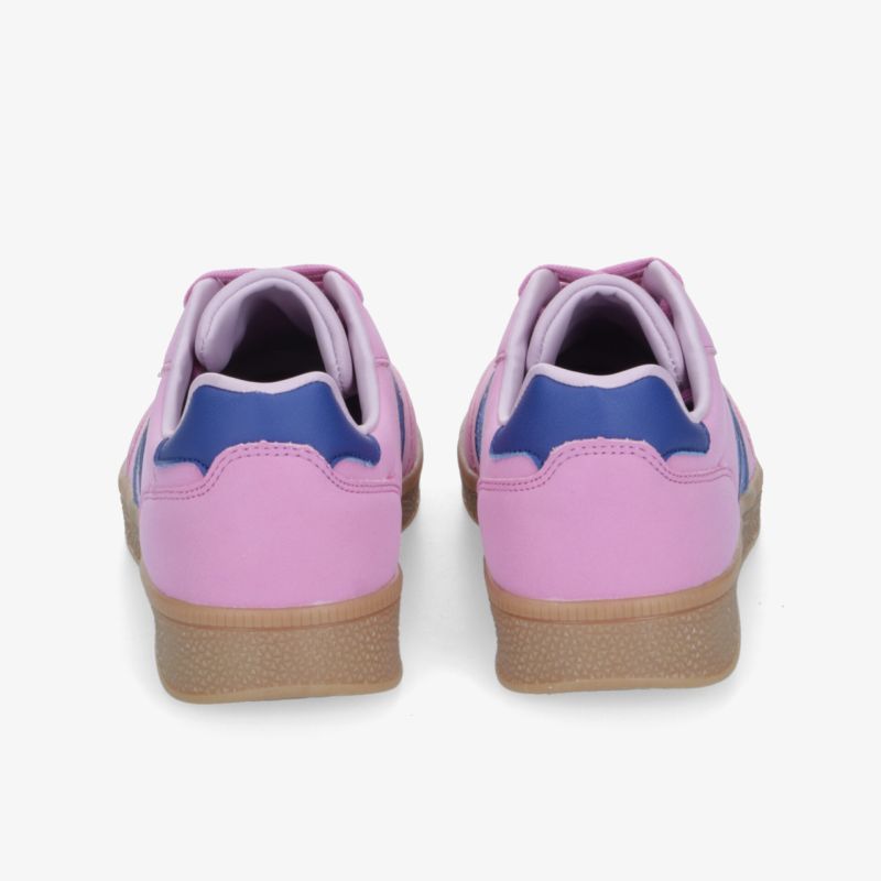 Sportliche Schuhe in Rosa mit brauner Sohle, rückwärtige Ansicht zeigt stabile und bequeme Passform