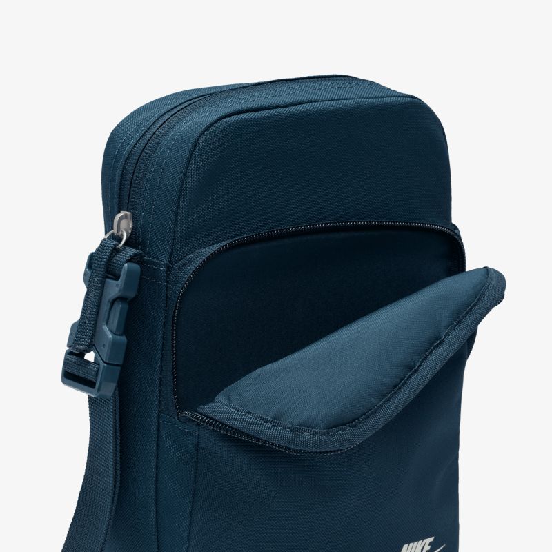Kleine kompakte blaue Tasche mit praktischem Reißverschluss und mehreren Fächern, robust und vielseitig einsetzbar