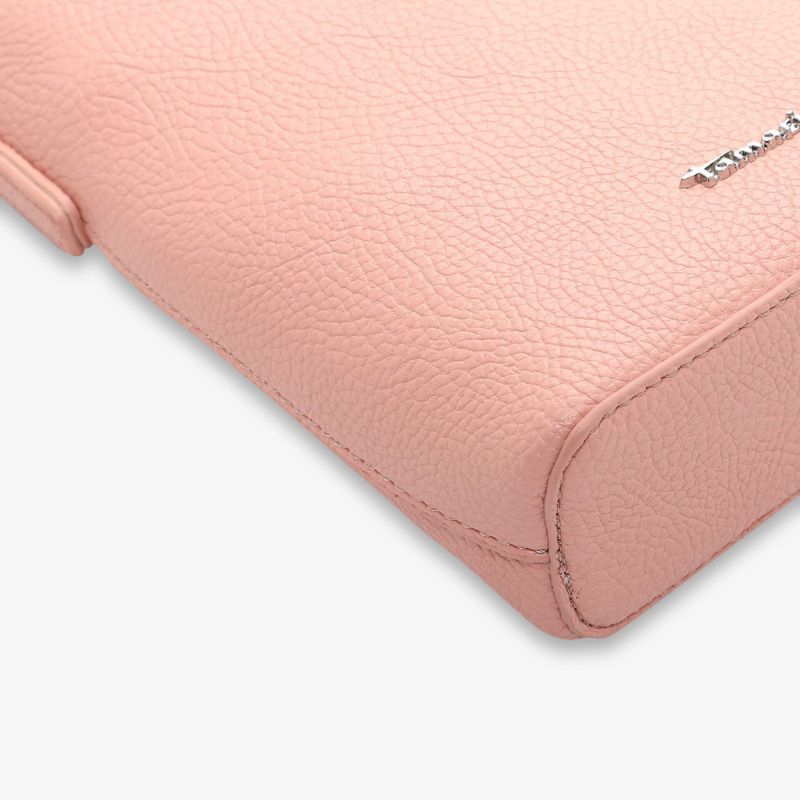 Detailansicht der rosa Tasche mit feiner Naht und hochwertigem, weichem Material in elegantem Design