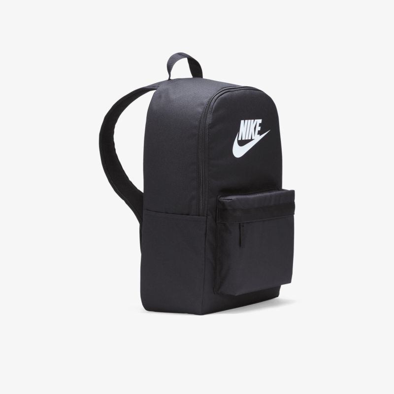 Schlichter schwarzer Nike Rucksack mit großem Hauptfach und praktischem Frontfach, verstellbare Träger