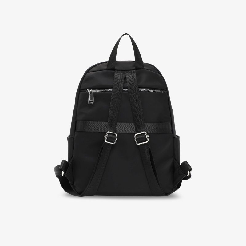Eleganter schwarzer Rucksack mit verstellbaren Gurten und mehreren Taschen für vielseitige Nutzung.