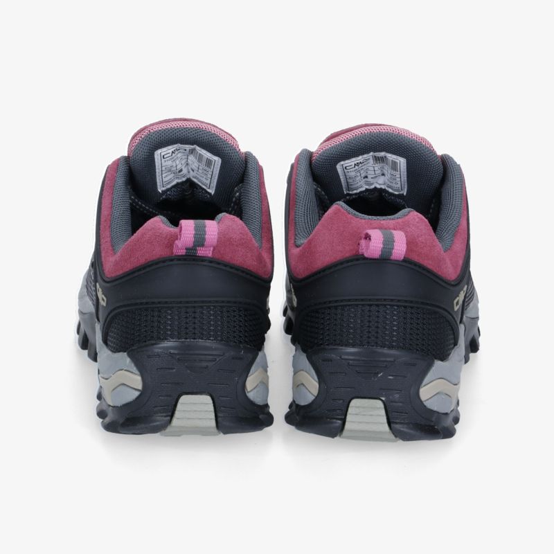 Rückansicht eines bequemen und sportlichen Schuhs in Dunkelblau und Rosa für vielseitige Einsatzmöglichkeiten.