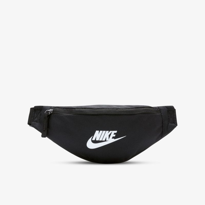 Schwarze Gürteltasche von Nike mit weißem Logo. Kompakt und sportlich, ideal für vielseitige Anwendungen.