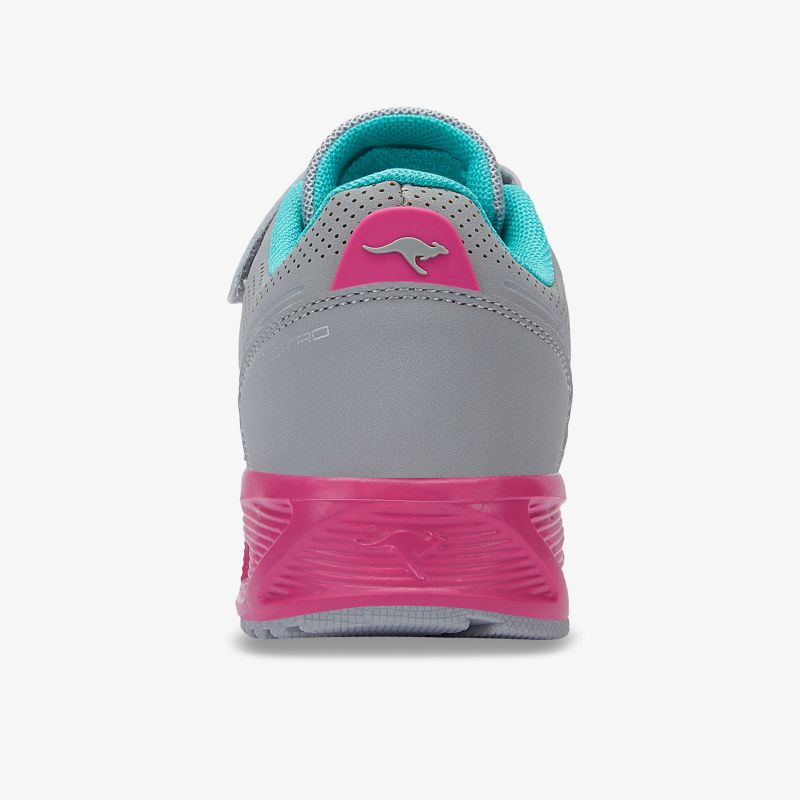 Moderner grauer Schuh mit lebendigem pinken Akzent und rutschfester Sohle für optimalen Komfort.