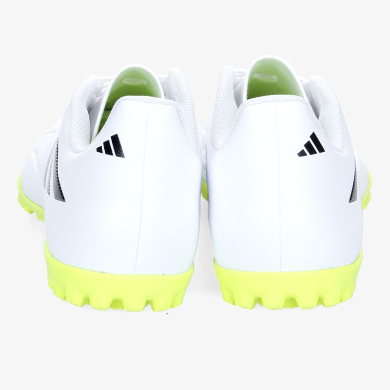 Weiße Fußballschuhe mit gelber Sohle und sportlichem Design für optimalen Halt und Spielkomfort.