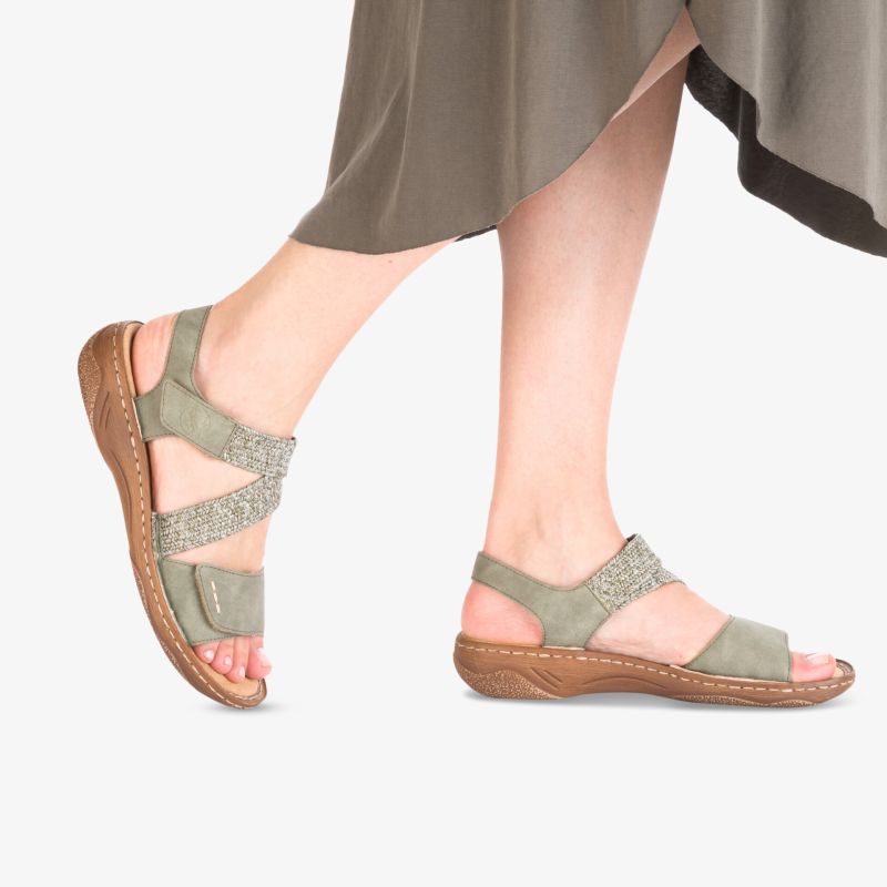 Leichte Sandalen mit gepolsterter Innensohle und verstellbaren Riemen, seitlich am Fuß getragen, ideal für sommerlichen Komfort