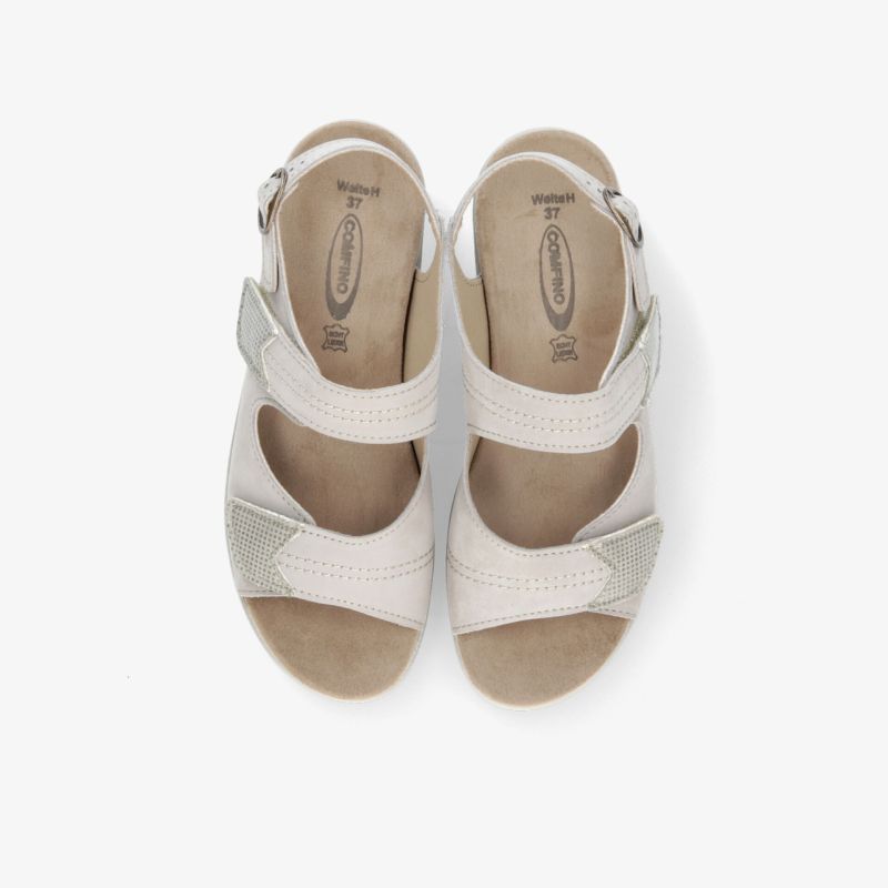 Bequeme weiße Sandalen mit verstellbaren Riemen und weicher Polsterung für optimalen Tragekomfort.