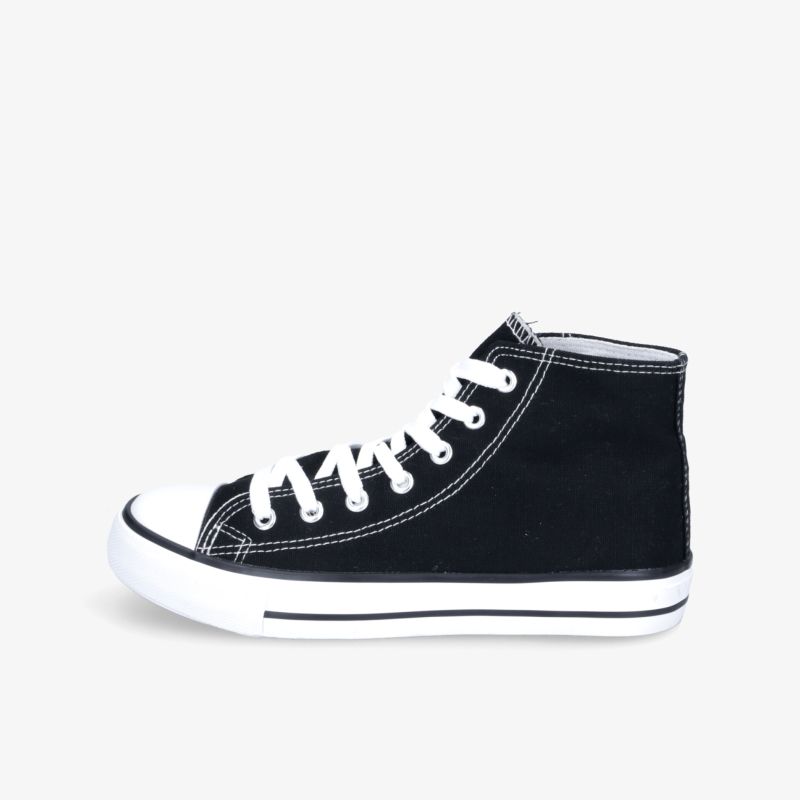 Schwarzer klassischer Sneaker mit weißen Schnürsenkeln und zeitlosem Design für hohen Tragekomfort.