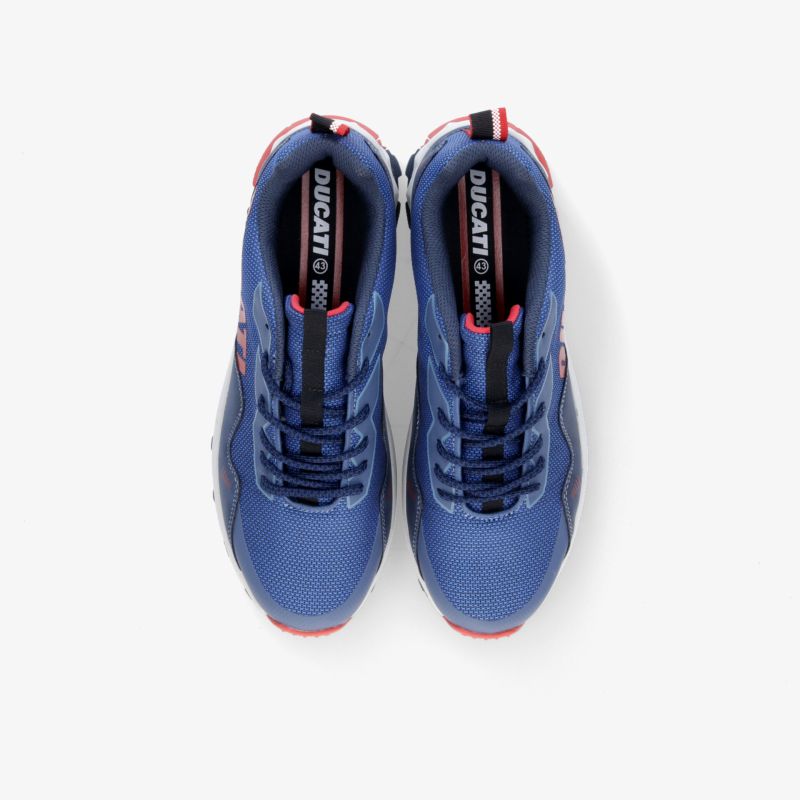 Moderner blauer Sportschuh mit strapazierfähiger Sohle und auffälligem Design, ideal für sportliche Aktivitäten.