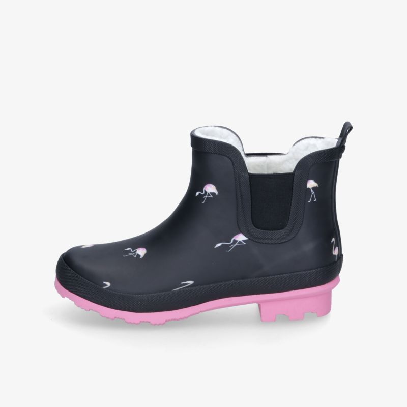 Schwarzer wasserdichter Gummistiefel mit rosa Sohle und Flamingo-Muster, seitliche Ansicht, rutschfest und robust