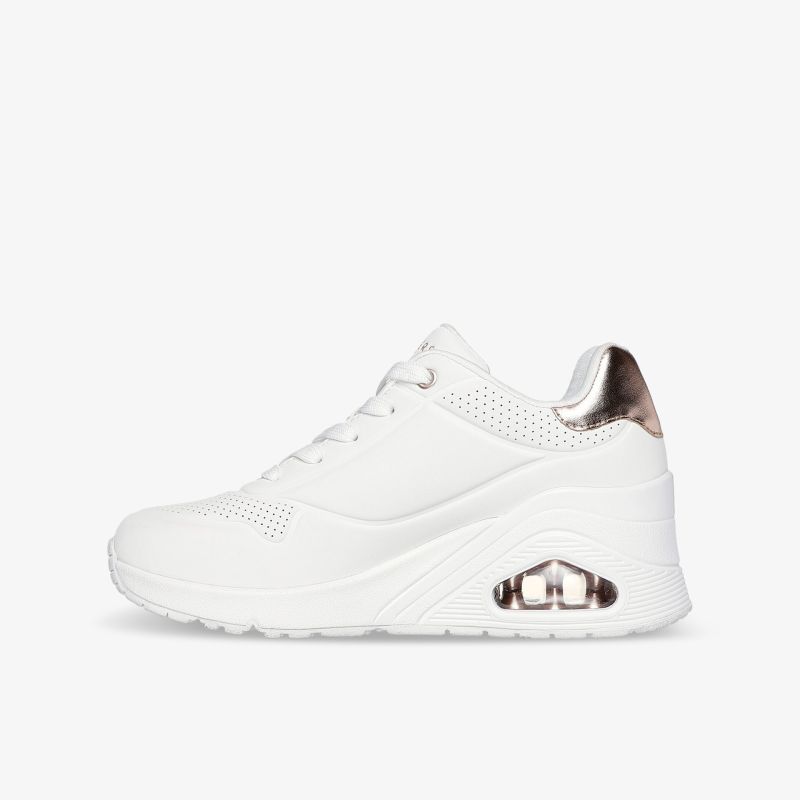 Weißer Sneaker mit atmungsaktivem Material, stoßdämpfender Sohle und modernem, sportlichem Design seitlich abgebildet