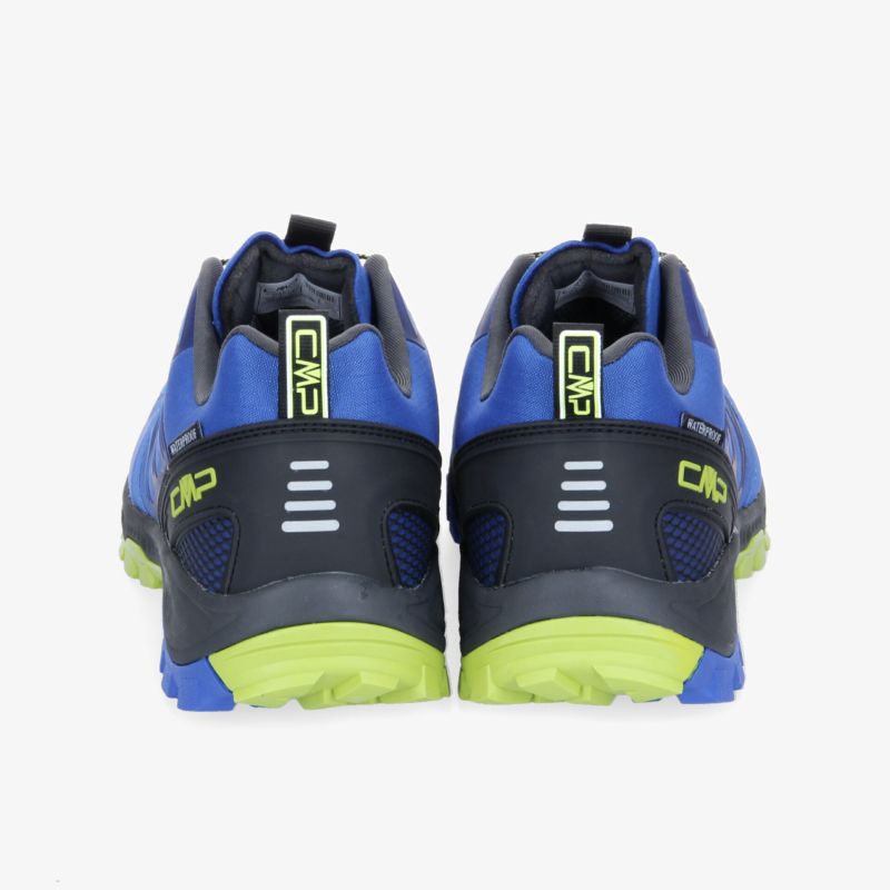 Rückansicht blauer Trailrunning-Schuhe mit grüner Sohle. Sportlicher Look und griffige Sohle für optimalen Halt.