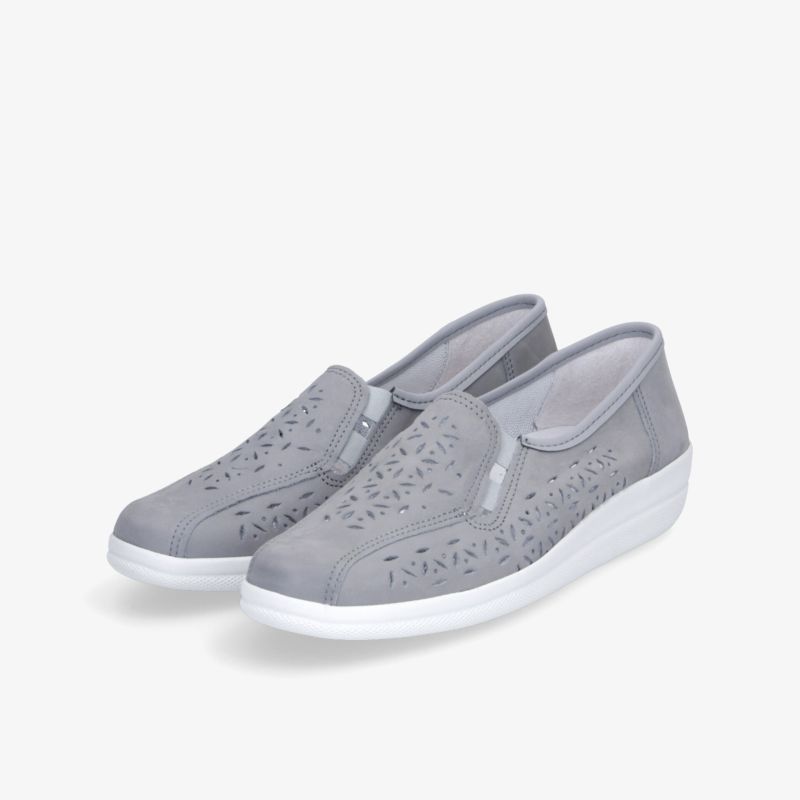 Grau farbene Slipper mit perforiertem Obermaterial, rutschfester Sohle und flexiblem Design für hohen Tragekomfort