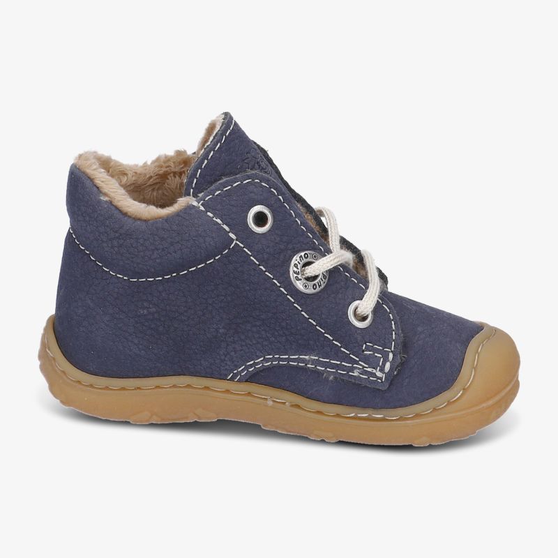 Blauer Kinderschuh mit warmem Futter und rutschfester Sohle, ideal für kalte Tage und viel Bewegung.