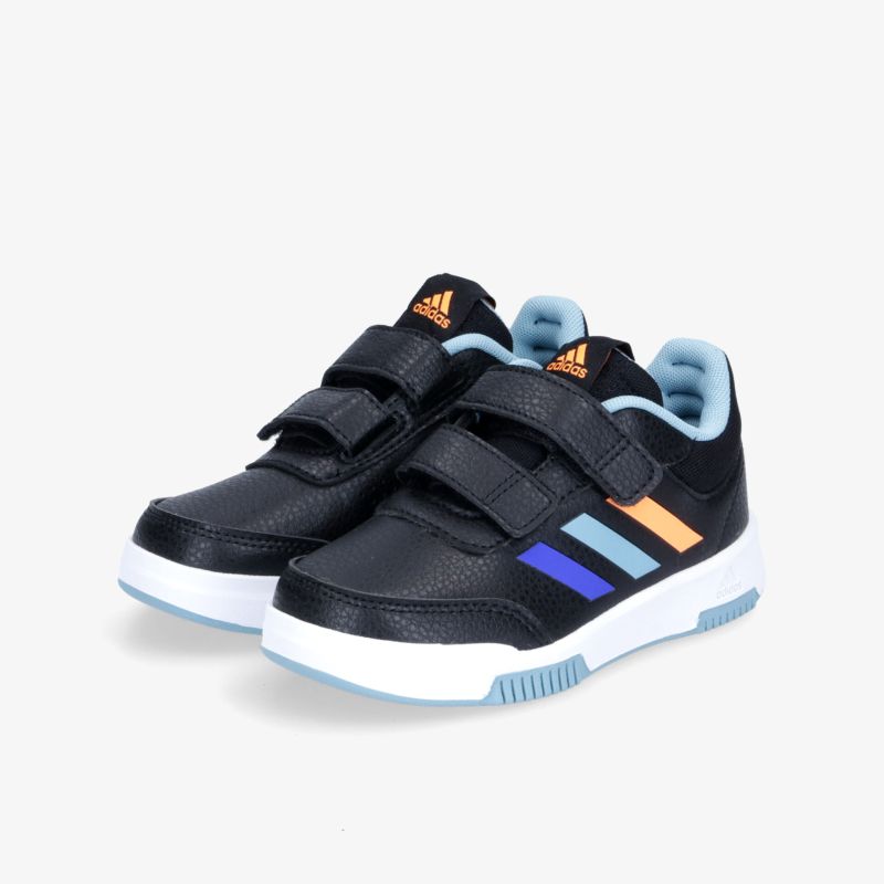 Stylische schwarze Turnschuhe mit Klettverschluss, farbigen Akzenten und rutschfester Sohle in schräger Ansicht.