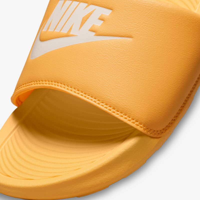 Stylische orange Badesandale mit markantem Logo und komfortabler Passform für sommerliche Ausflüge.