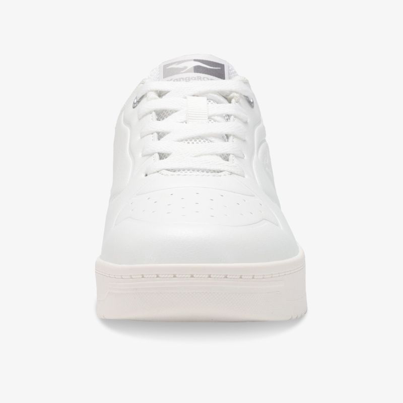 Weißer Sneaker in Frontansicht mit Schnürsenkeln und sportlichem, bequemem Design