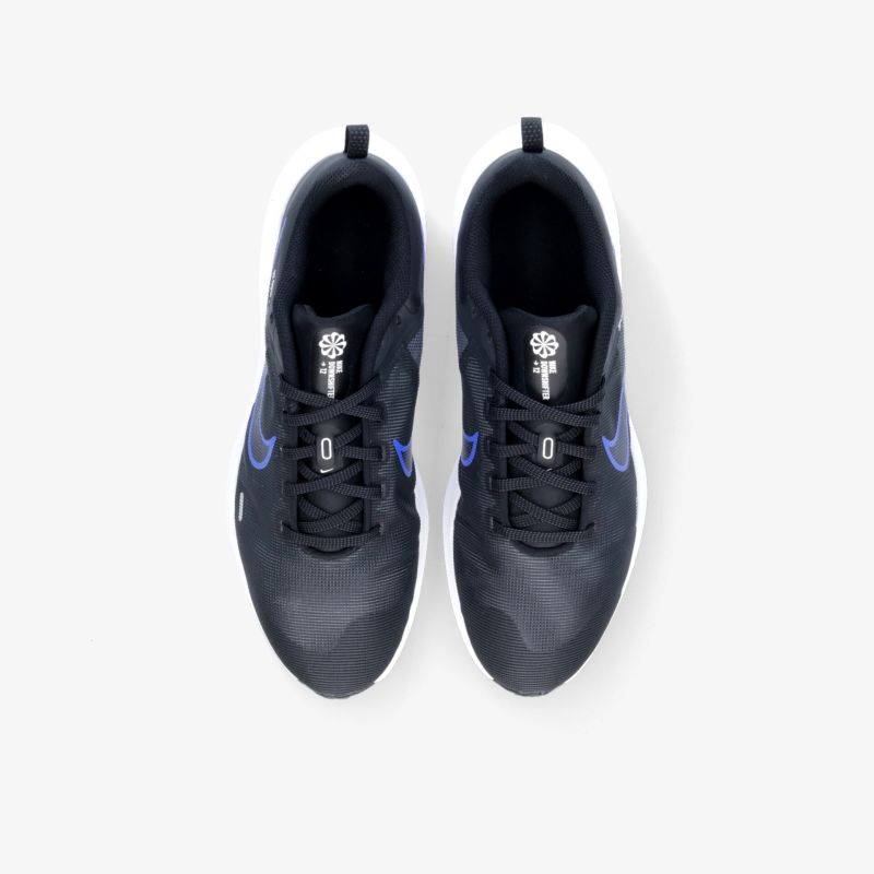 Sportlicher Schuh in dunklem Design mit auffälligem Logo und rutschfester Sohle für optimalen Halt.