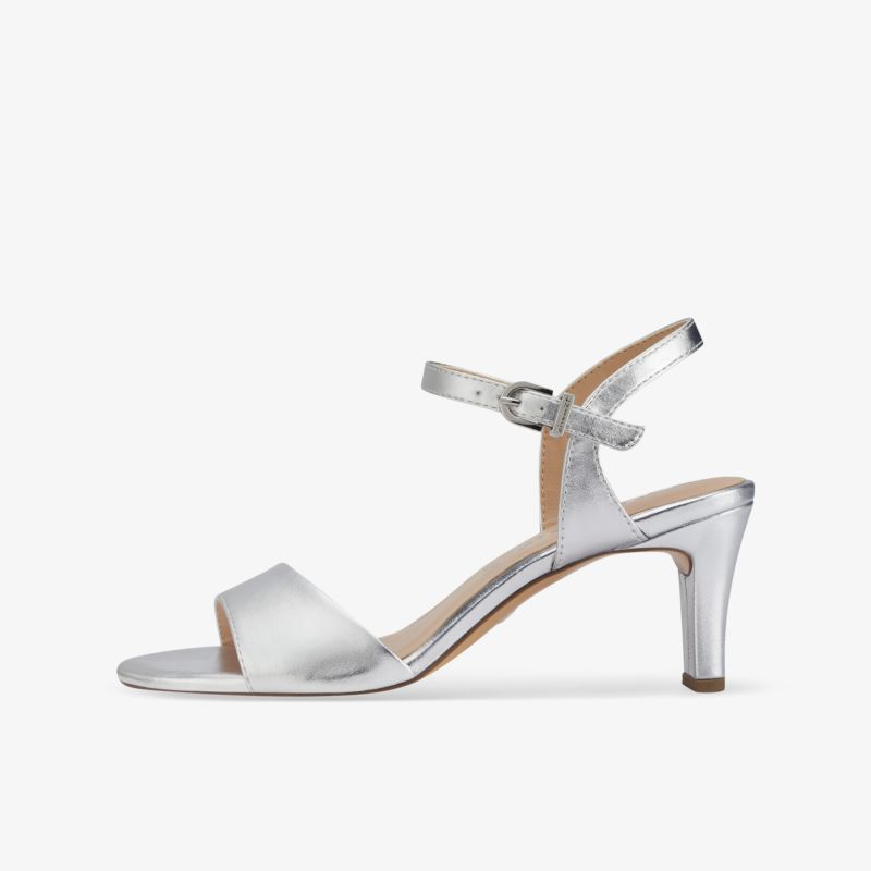 Elegante silberne Sandale mit verstellbarem Riemchen und komfortablem Absatz.