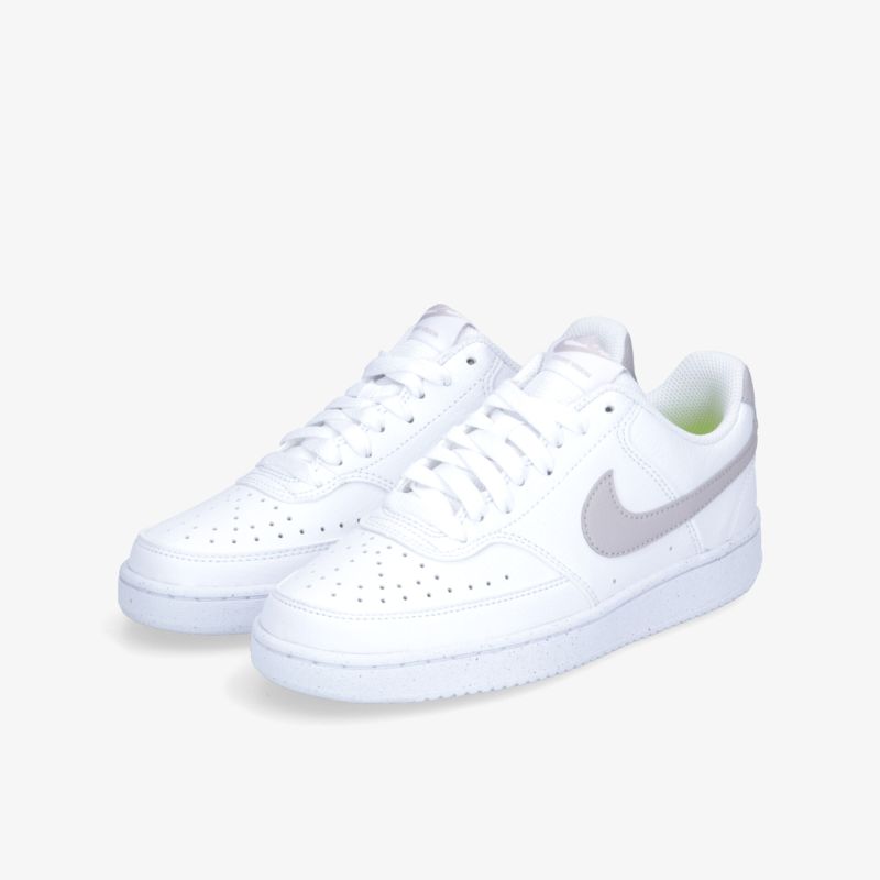 Weiße Sneaker mit grauem Logo, perforiertem Obermaterial und leichter, bequemer Sohle, sportlicher und modischer Stil