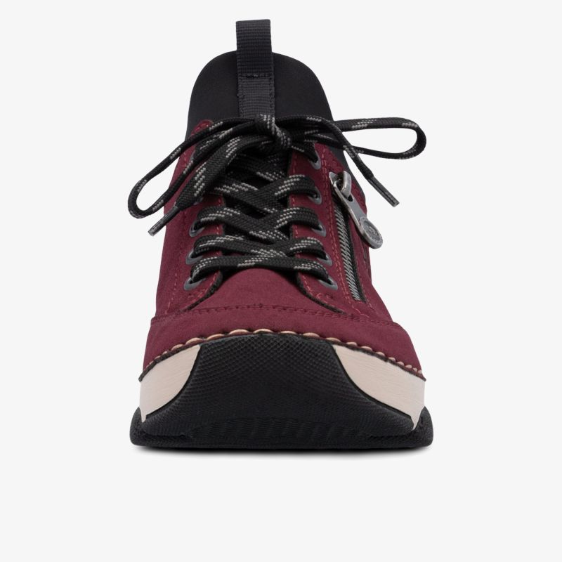 Kräftiger robust gebauter Schuh mit markanter Schnürung und stylischem Design frontal dargestellt