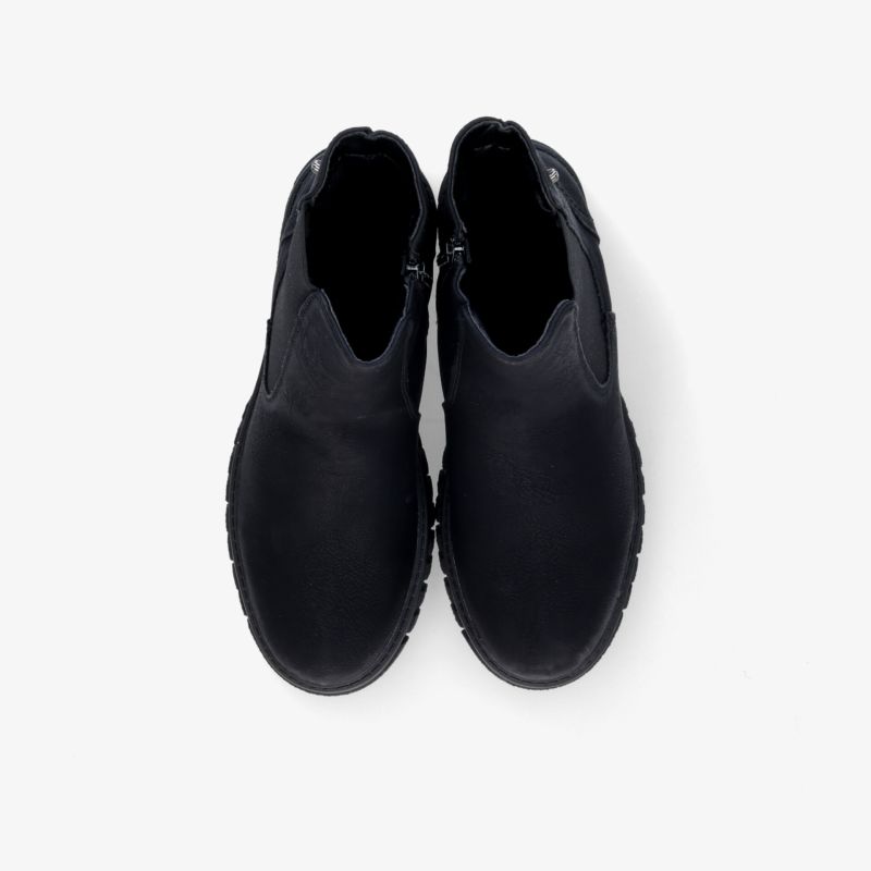Schwarzes Paar Schuhe mit glattem Material und seitlichem Reißverschluss, komfortabel und robust gestaltet