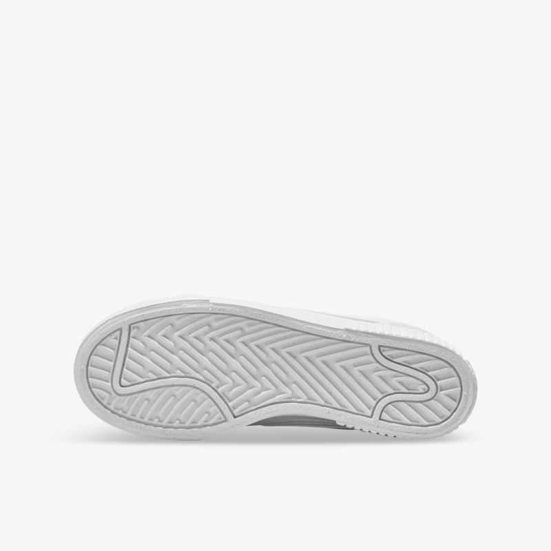 Weiße Schuhsohle mit rutschfestem Profil für optimalen Halt und Komfort in urbanem und sportlichem Stil.