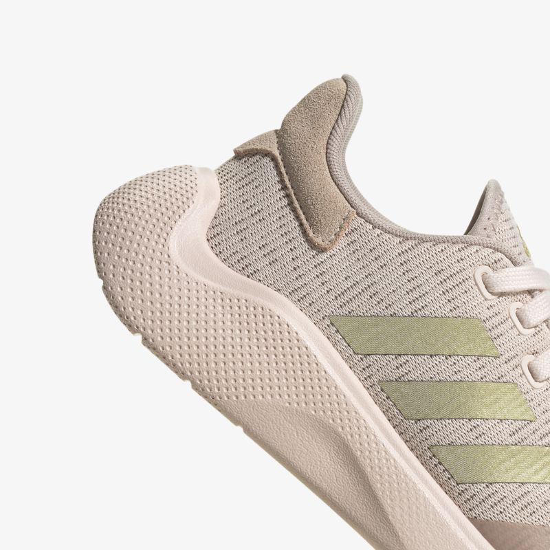 Moderner Sneaker mit komfortablem Design und atmungsaktivem Material für optimalen Tragekomfort.