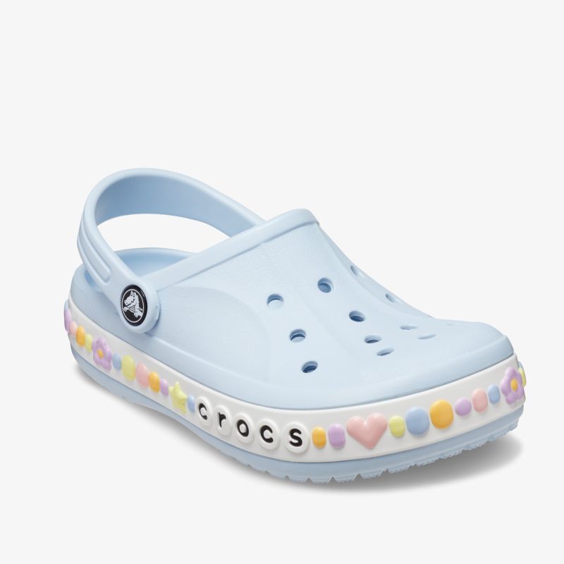 Hellblauer Clog mit bunten Details am Rand, ergonomischem Design und hohem Tragekomfort.