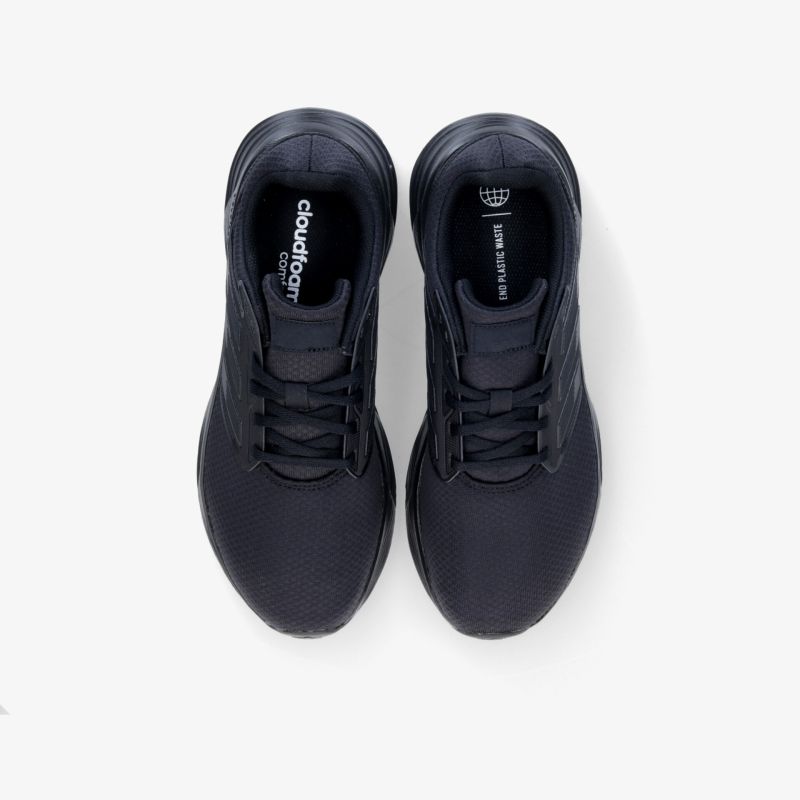 Schwarze Sportschuhe von oben, ideal für Alltagsaktivitäten, bieten Komfort und modernes Design.