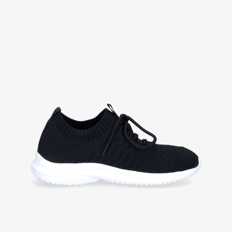 Bequemer, leichter Sneaker in Schwarz mit weißer Sohle aus atmungsaktivem Material, ideal für Sport und Freizeit.