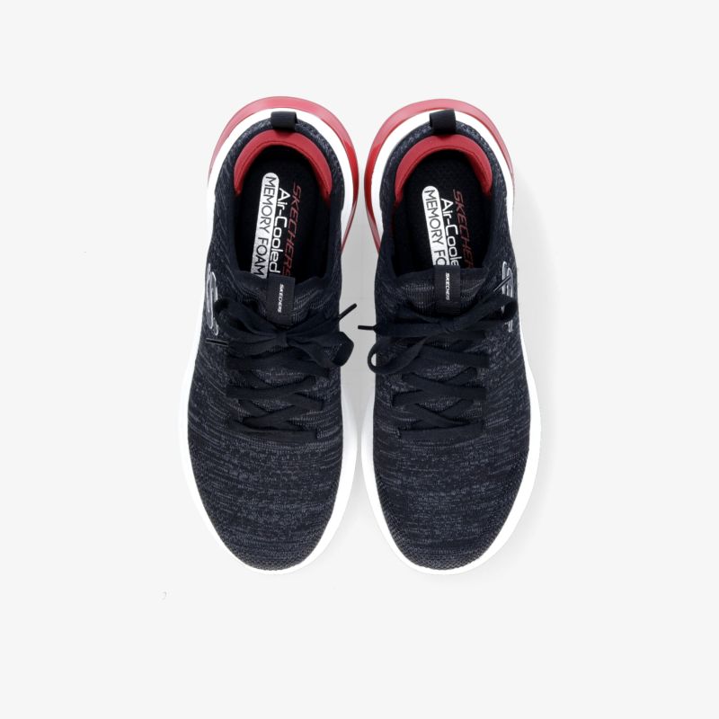 Leichte schwarze Sportschuhe von oben gesehen mit komfortabler Schnürung und modischem Design.