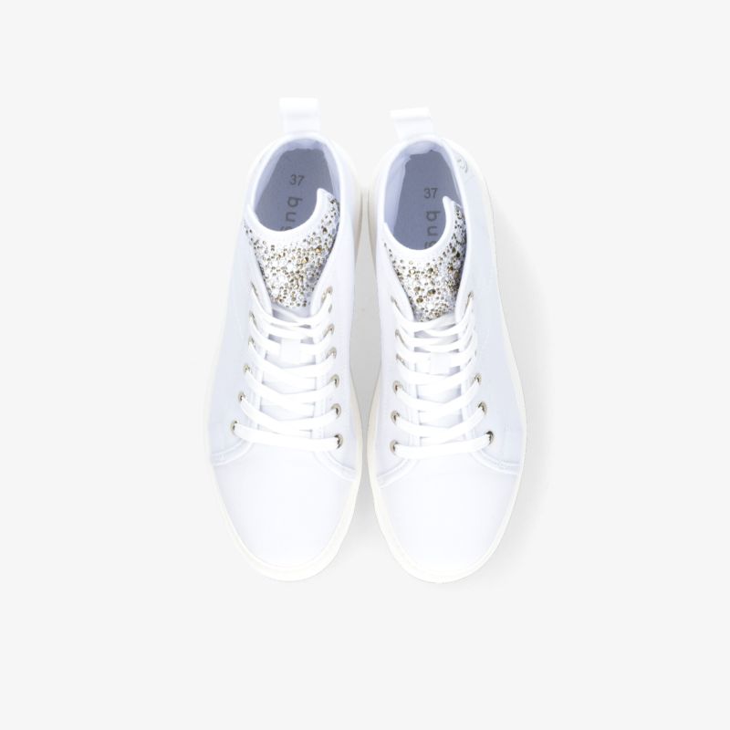 Stilvolle weiße Sneaker mit glänzendem Detail, vielseitig für verschiedene Outfits.