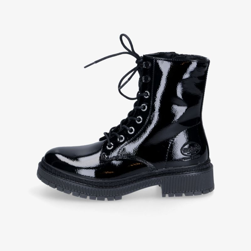 Schwarzer Lackstiefel mit stabiler profilierter Sohle und Schnürung in klarer Seitenansicht