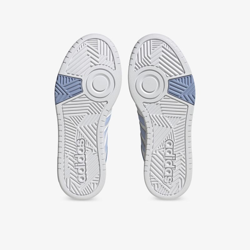 Detailansicht der rutschfesten, strapazierfähigen Schuhsohlen mit griffigem Profil und sichtbarem Markenlogo.