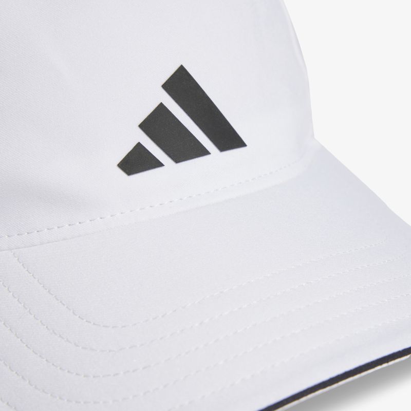 Weiße Kappe mit stilvollem Logo in Nahaufnahme, ideal für Sport und Freizeitaktivitäten.