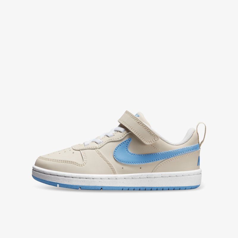 Seitliche Ansicht eines beigen Sneakers mit blauem Streifen, verstellbarem Klettverschluss und leichter, weißer Sohle