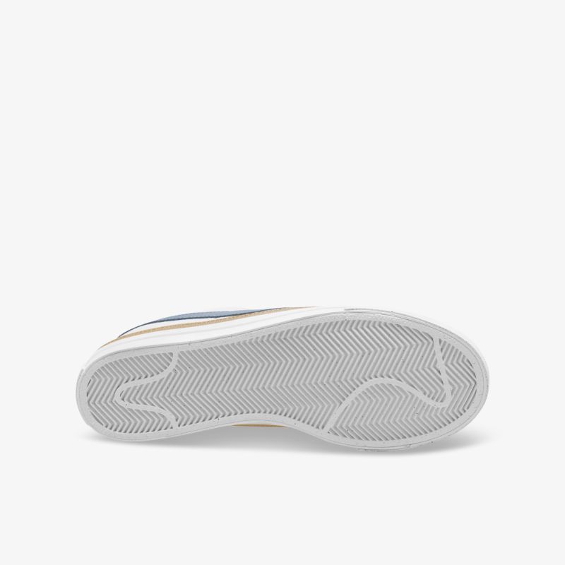 Rutschfeste Sohle eines modernen Sneakers für optimalen Halt auf verschiedenen Untergründen.