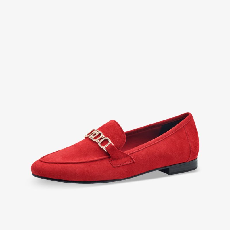 Eleganter roter Loafer mit flacher Sohle und dekorativem Metallschmuck in seitlicher Ansicht