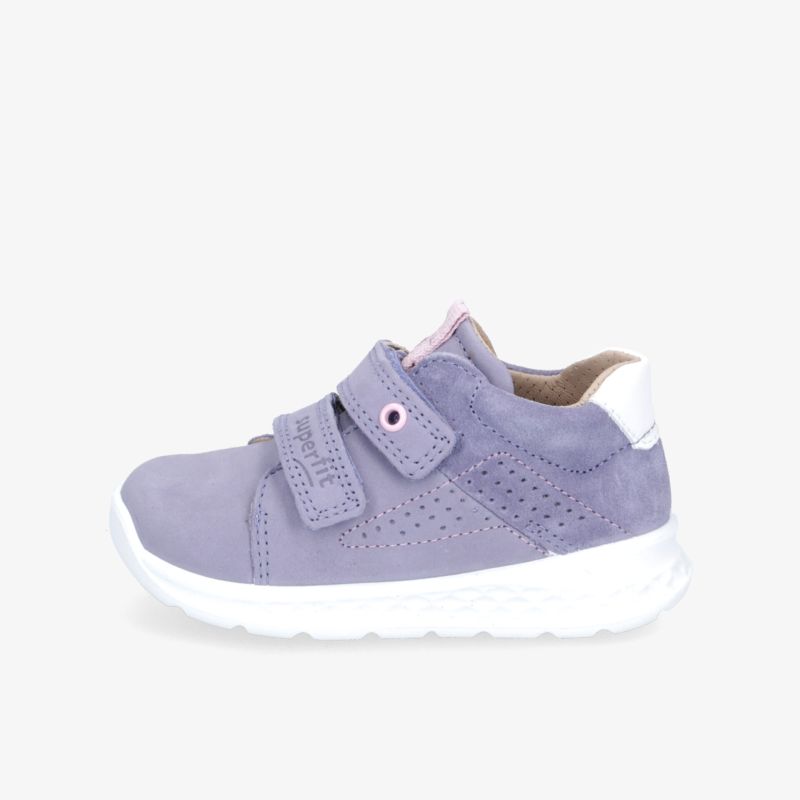 Lila Sneaker mit Klettverschluss und rutschfester Sohle. Leichtes, atmungsaktives Design für Komfort und Flexibilität.