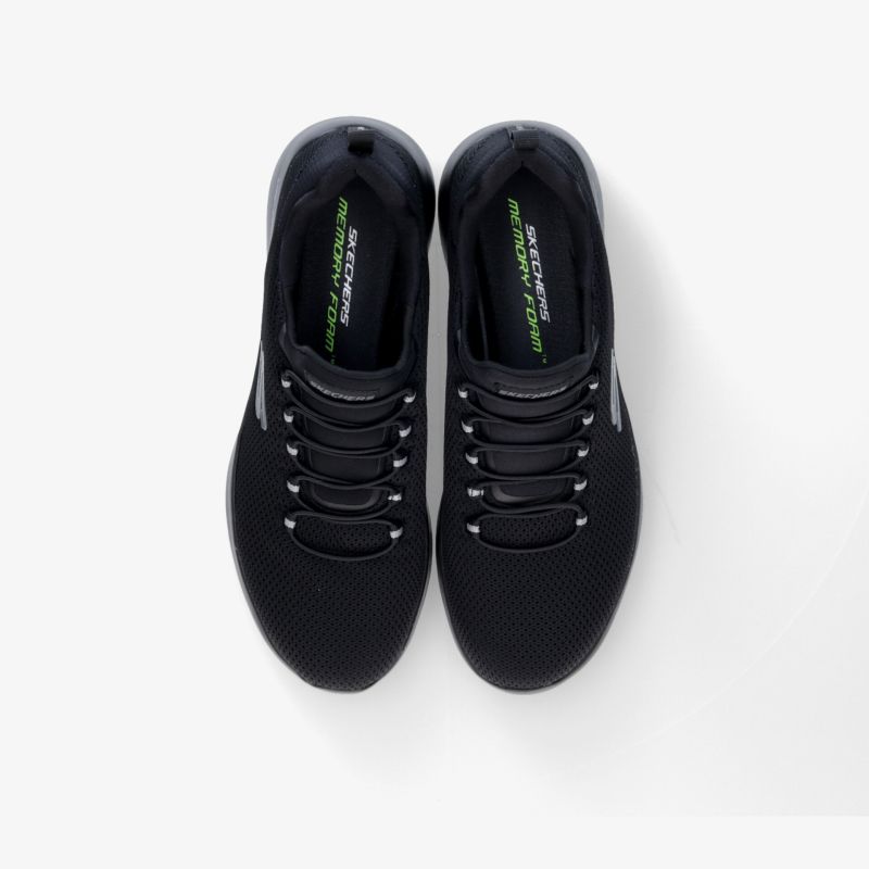 Moderne schwarze Sneaker mit bequemer Passform und stilvollem Design, ideal für sportliche Aktivitäten.