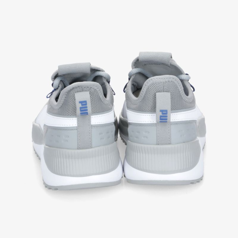 Rückansicht eines grauen und weißen Sneakers mit gepolstertem Kragen und rutschfester Sohle