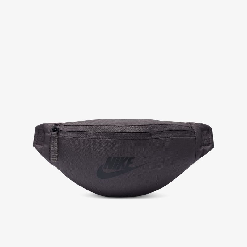 Schwarze Nike Gürteltasche mit Reißverschluss, leicht und vielseitig für bequeme Aufbewahrung unterwegs.