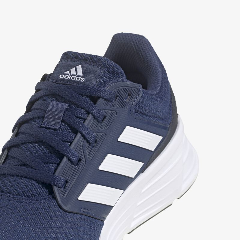 Leichter blauer Sportschuh mit atmungsaktivem Mesh und markanten weißen Streifen für maximalen Komfort.