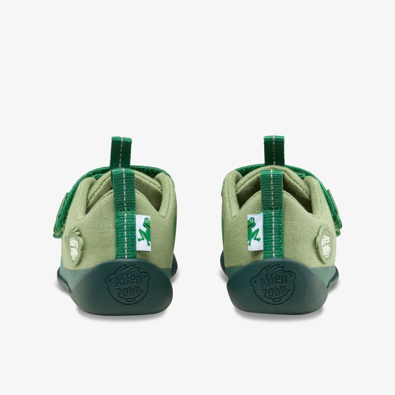 Bequeme grüne Schuhe mit rutschfester Sohle und sportlichem Design, ideal für vielseitigen Einsatz.