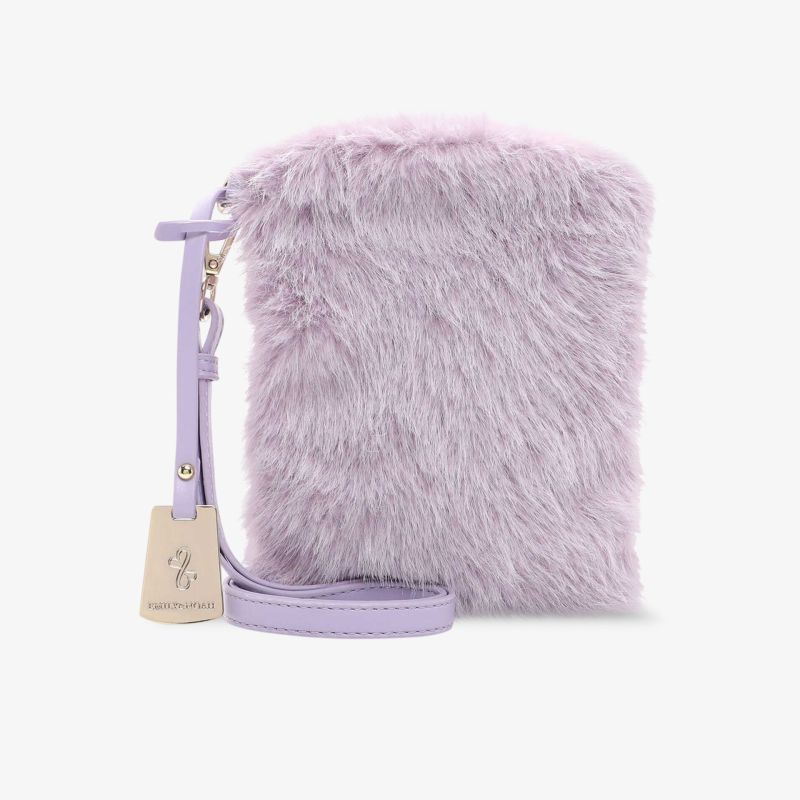 Stylische lavendelfarbene Schultertasche mit flauschigem Design und verstellbarem Riemen.
